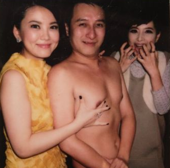 李湘袭李维嘉的胸.png